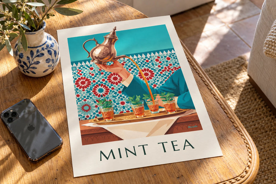 Póster té a la menta servido en vasos cincelados: sobre una mesa