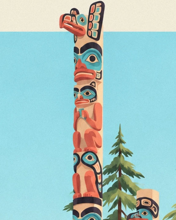 Un haut totem aux figures rouges et turquoise, près d’un conifère sur fond de ciel bleu