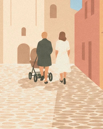Les 2 promeneurs de dos avec une poussette dans la ruelle pavée du village