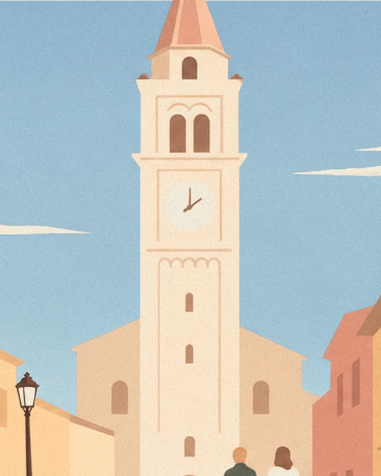 Le clocher crème et son horloge sur le ciel bleu du village