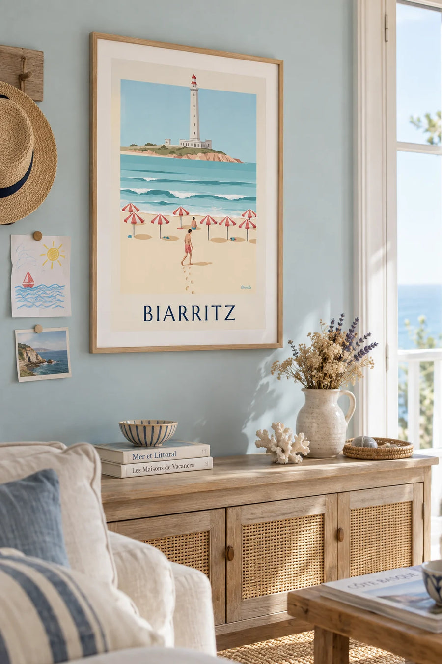 Affiche parasols rayés et surfeur sur la Grande Plage de Biarritz : encadrée au mur