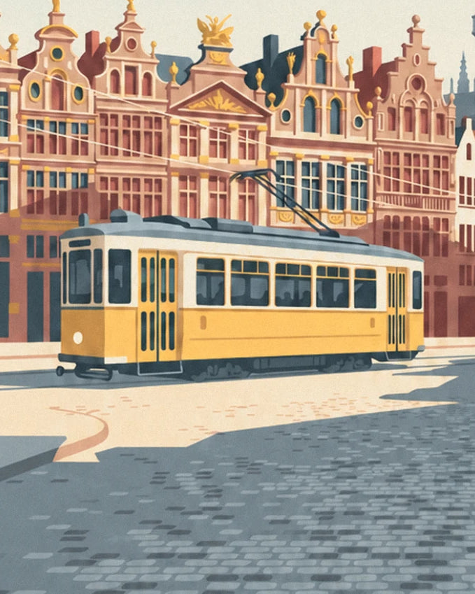 Le tramway jaune devant les façades dorées de la Grand-Place, sur les pavés