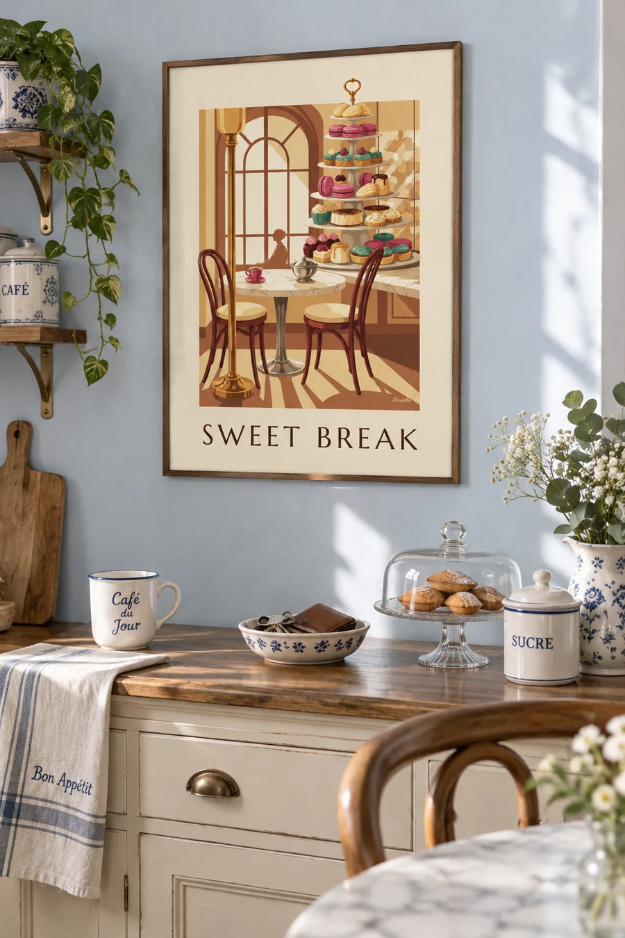 Affiche café gourmand et mignardises dans un salon de thé parisien : encadrée au mur
