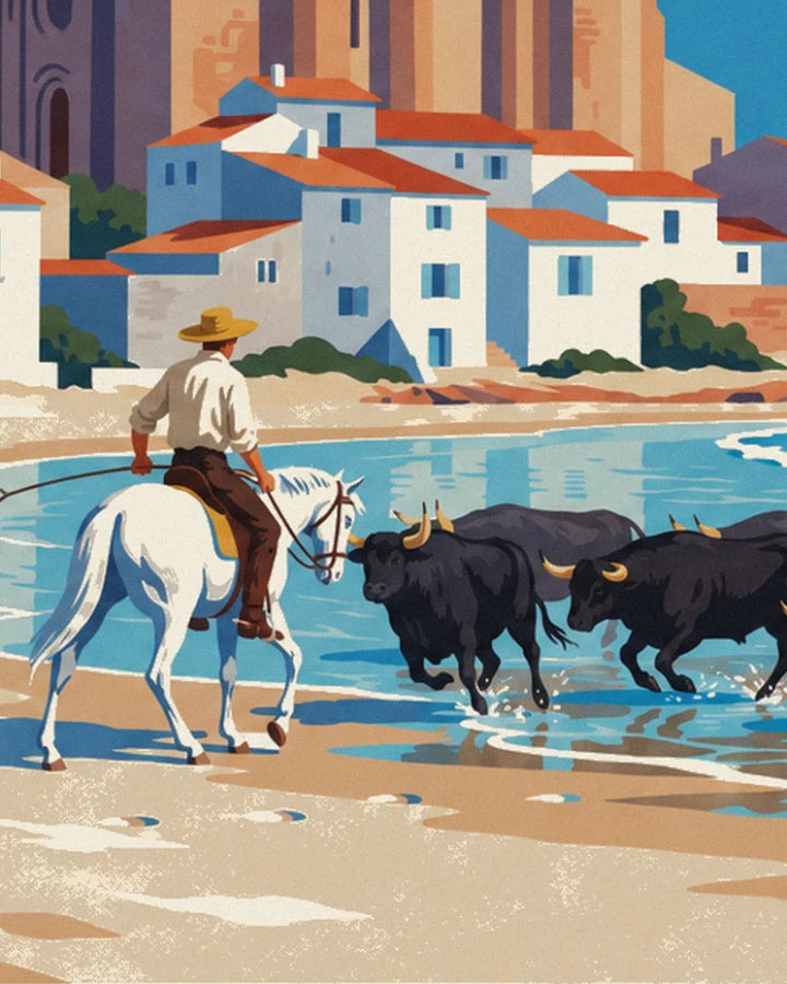 Le gardian en chemise claire et chapeau de paille sur son cheval blanc, face aux taureaux dans les vagues