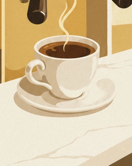 Une tasse blanche d’espresso fumant sur sa soucoupe, au bord du comptoir crème