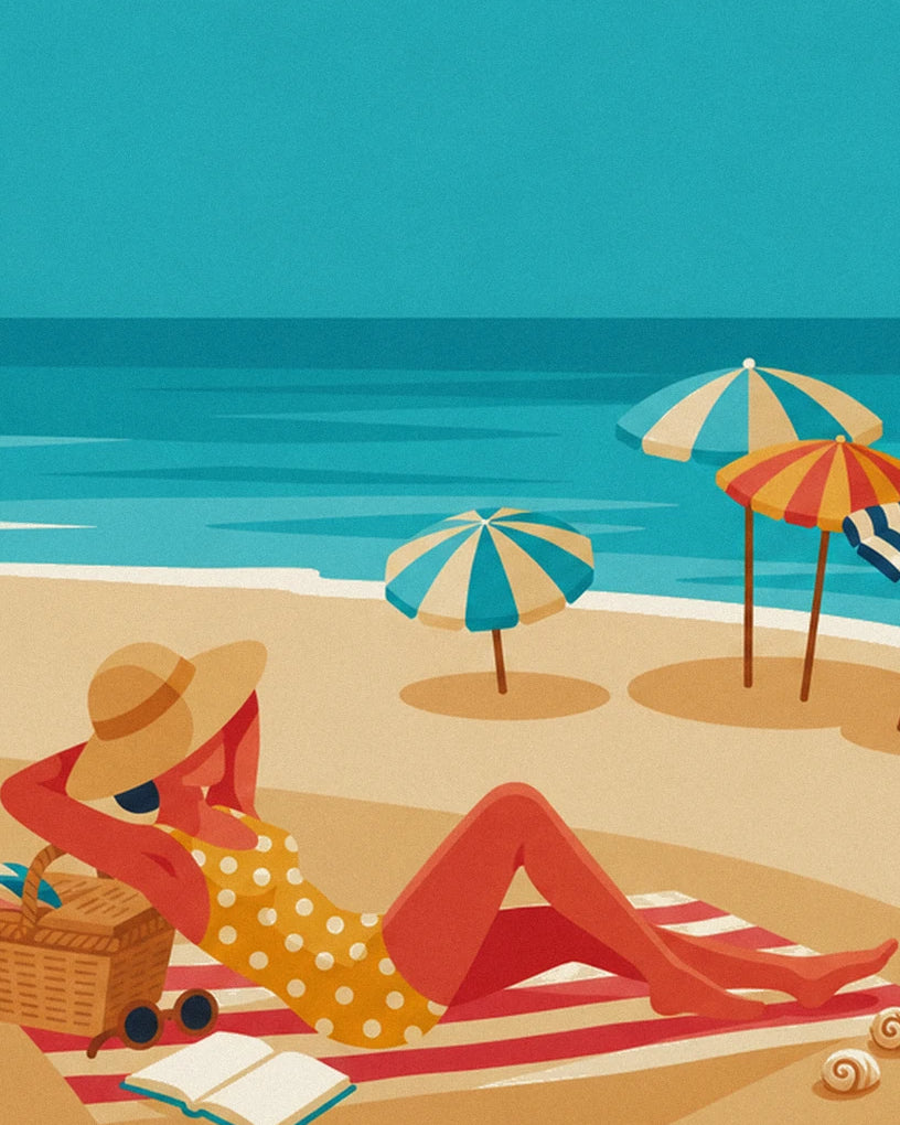 La femme en maillot jaune à pois blancs, allongée près des parasols sur la plage