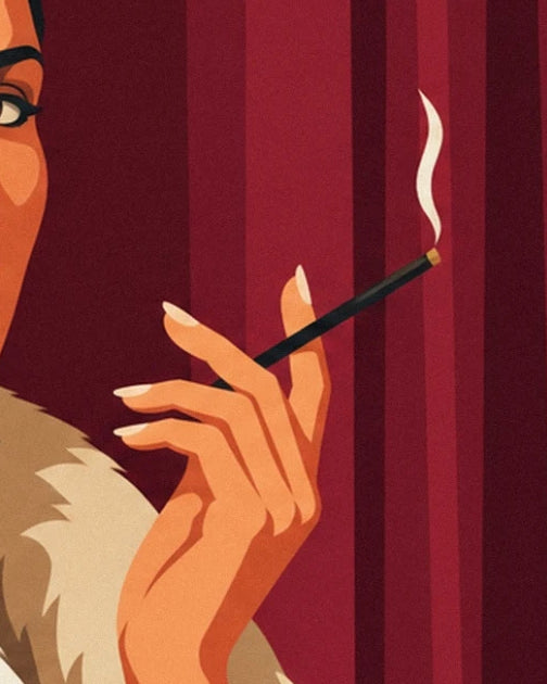 La main aux ongles clairs tenant un porte-cigarette noir devant le rideau rouge