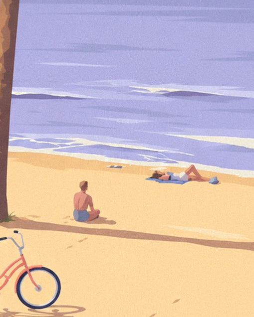 Le baigneur assis sur le sable et une personne allongée sur sa serviette, face à l'océan violet