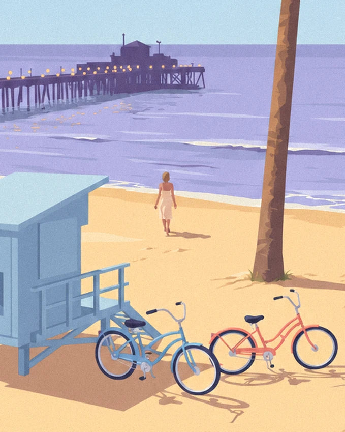 La jetée illuminée, la promeneuse en robe claire et 2 vélos près du poste de secours bleu