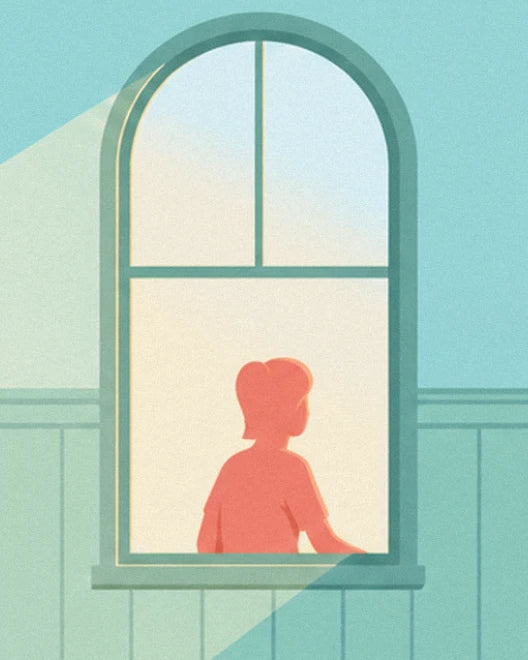 Une silhouette rose à la grande fenêtre cintrée, dans la lumière douce de la pièce