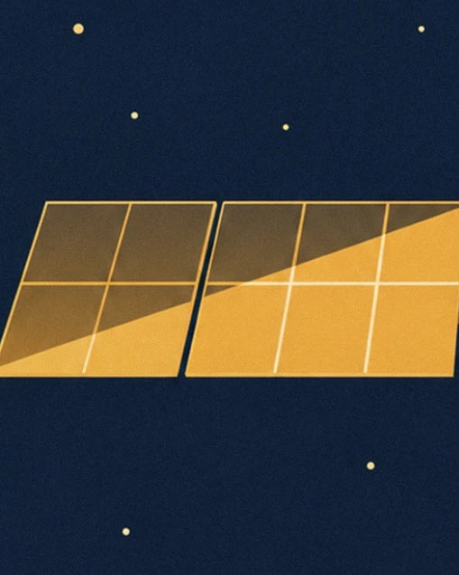 Les panneaux solaires dorés quadrillés de lignes claires parmi les étoiles