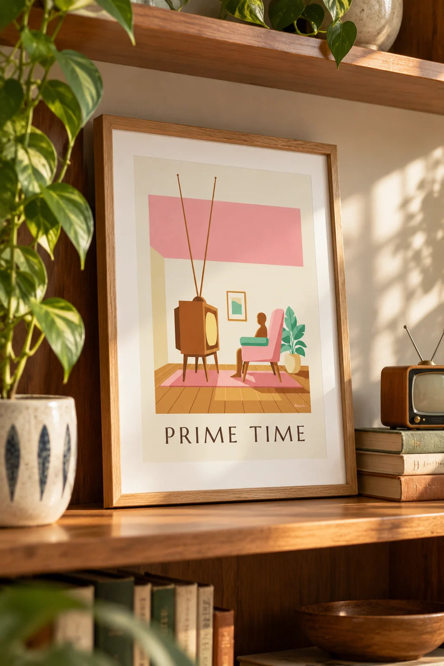 Póster de televisor de tubo con carcasa de madera en un salón en tonos pastel: formato pequeño A4 enmarcado