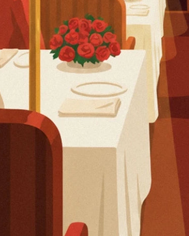 Le bouquet de roses rouges, les assiettes et les serviettes sur la nappe blanche