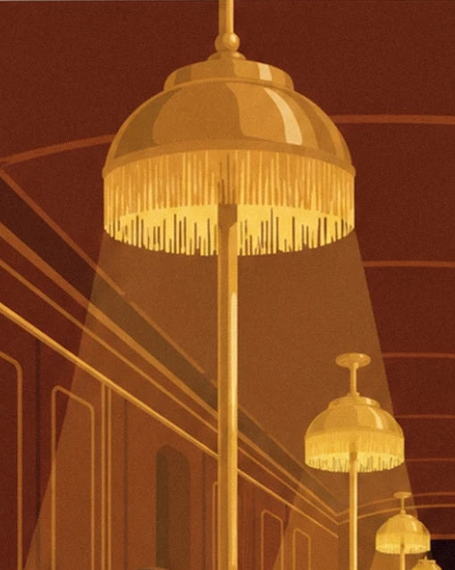 Les lampes dorées à franges et leur lumière chaude dans le wagon-restaurant