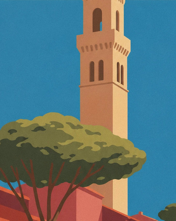 Le campanile en brique claire derrière un pin parasol, sur fond de ciel bleu