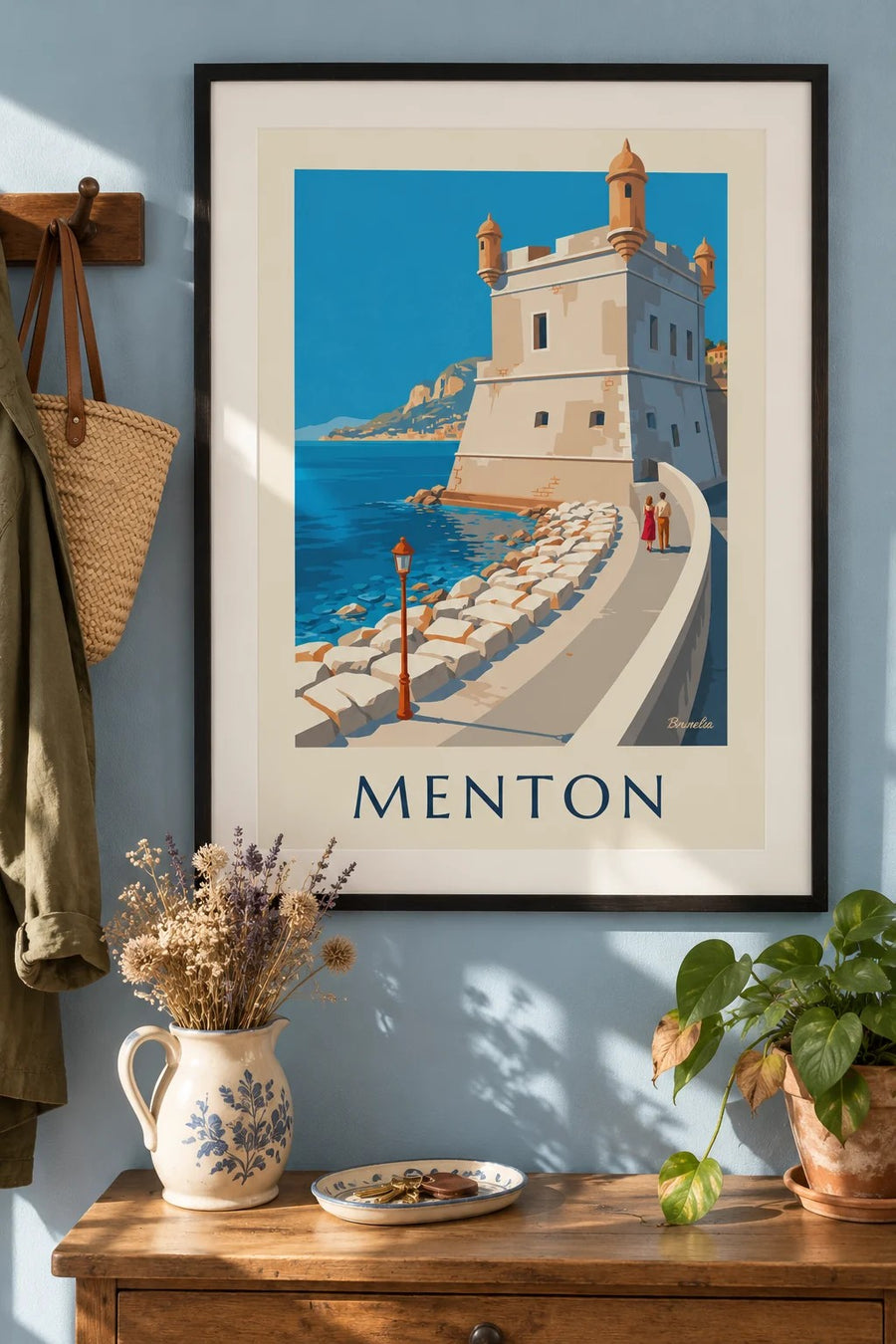 Póster del Bastión del antiguo puerto de Menton junto al mar : enmarcado en la pared