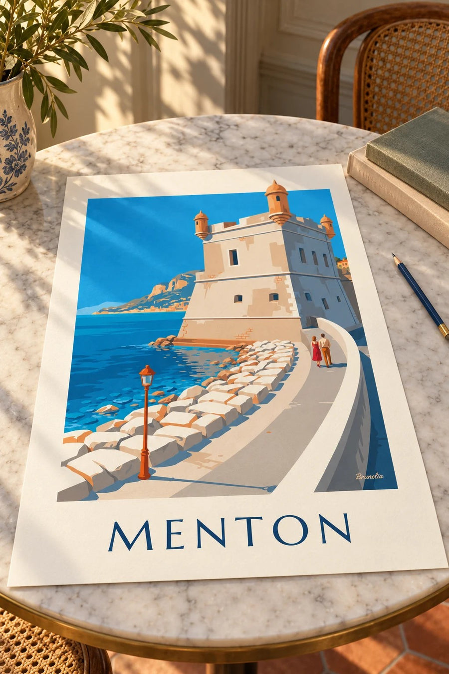 Póster del Bastión del antiguo puerto de Menton junto al mar : apoyado sobre una mesa
