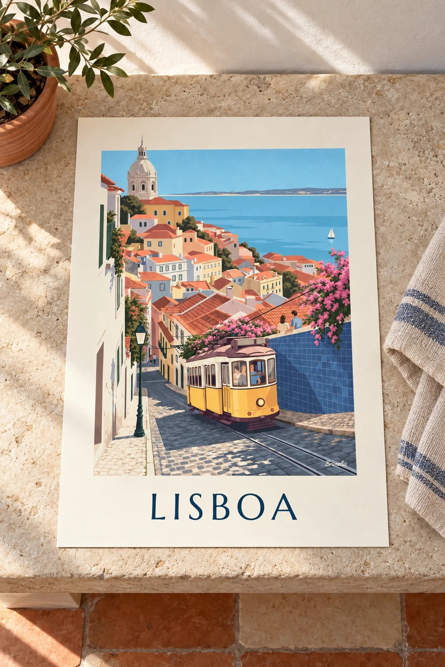 Póster tranvía amarillo en una calle empedrada de Lisboa frente al Tajo: sobre una mesa