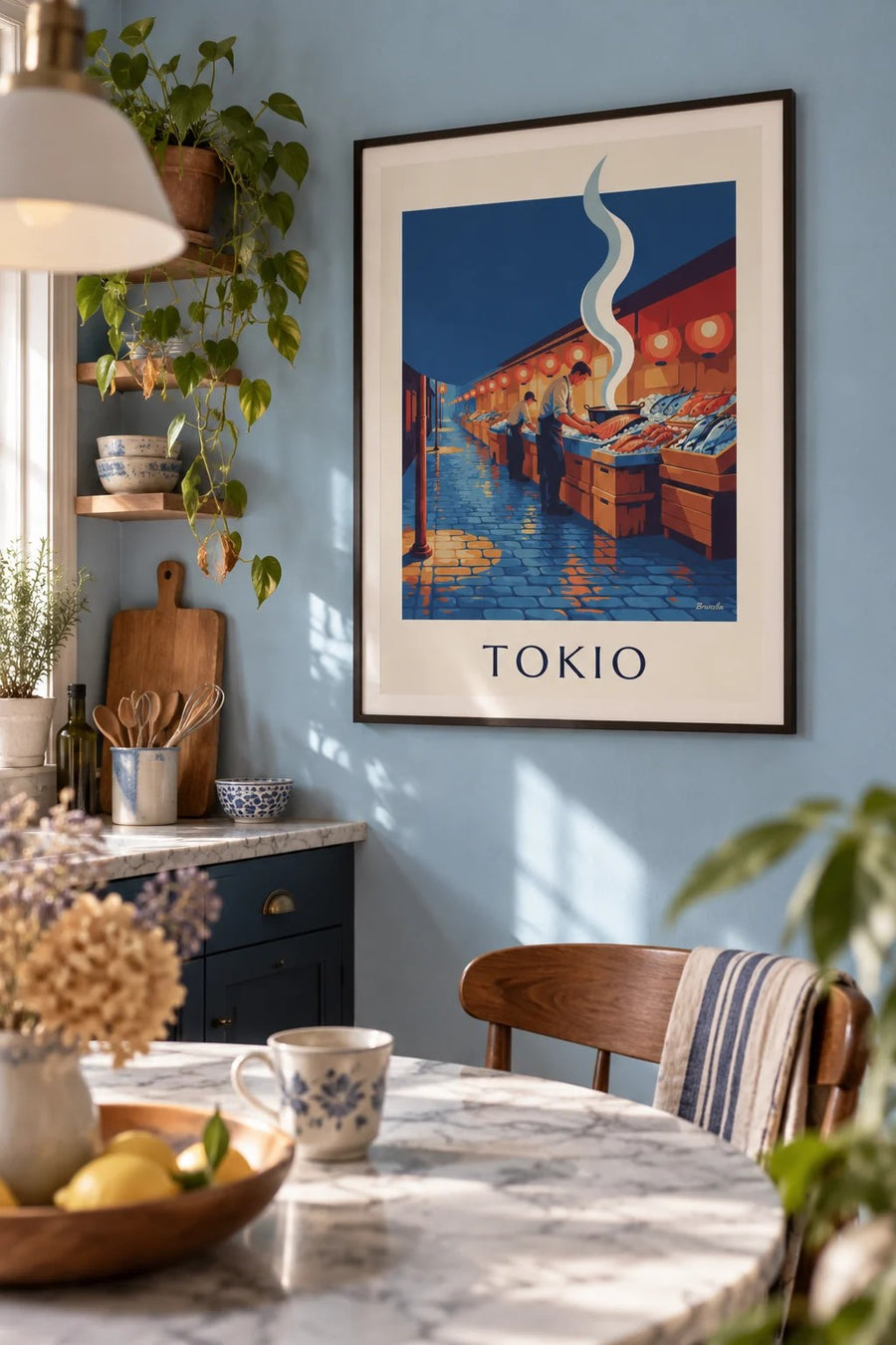 Póster del mercado de pescado de Tokio bajo los farolillos: enmarcado en la pared