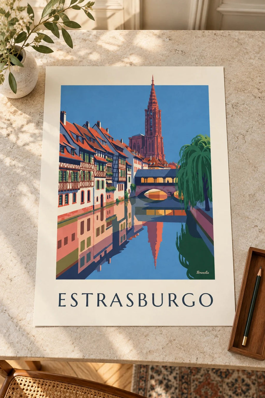 Póster casas de entramado y puente cubierto de la Petite France en Estrasburgo: apoyada sobre una mesa