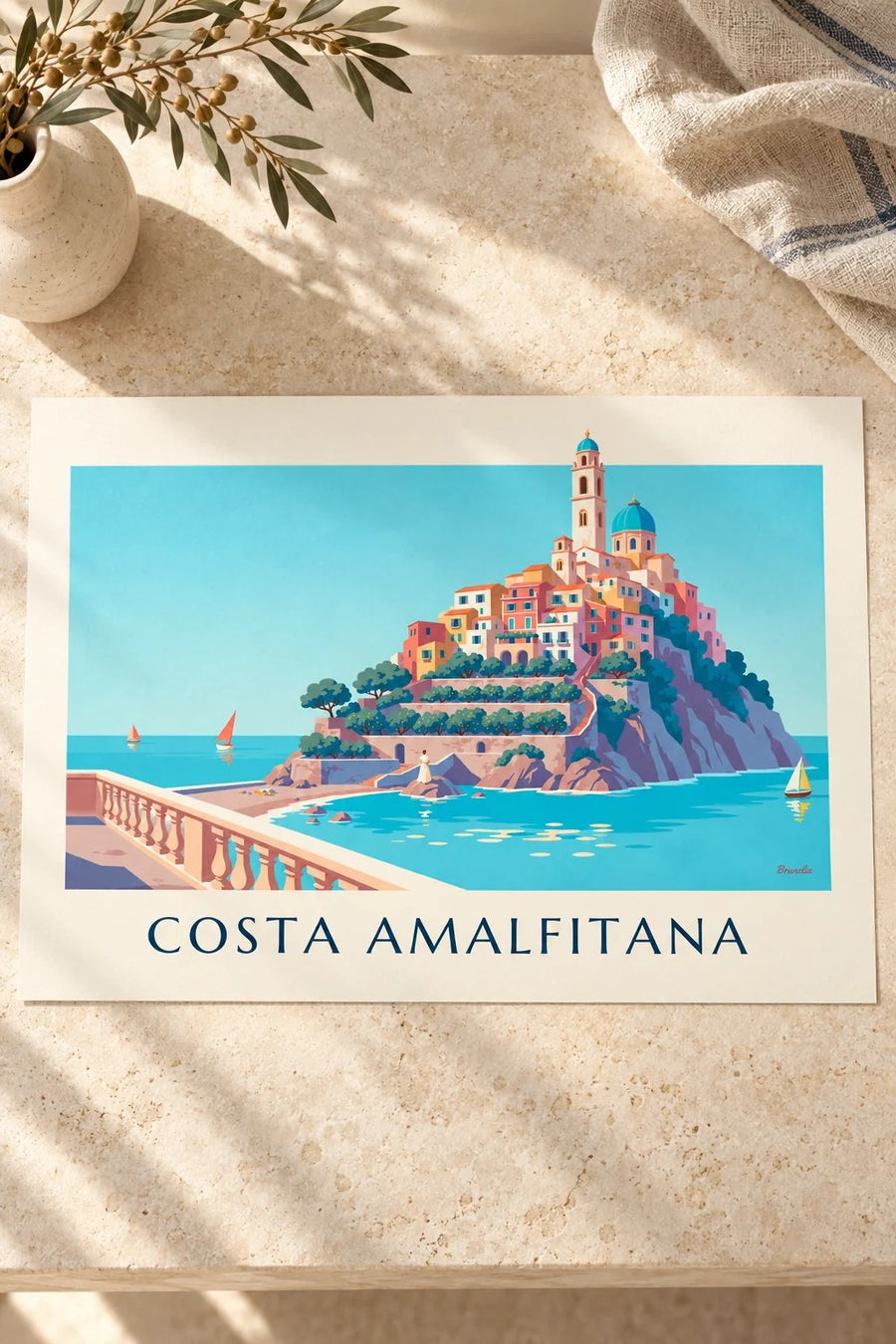 Póster de la Costa Amalfitana, casas de colores y bahía turquesa: apoyado sobre una mesa