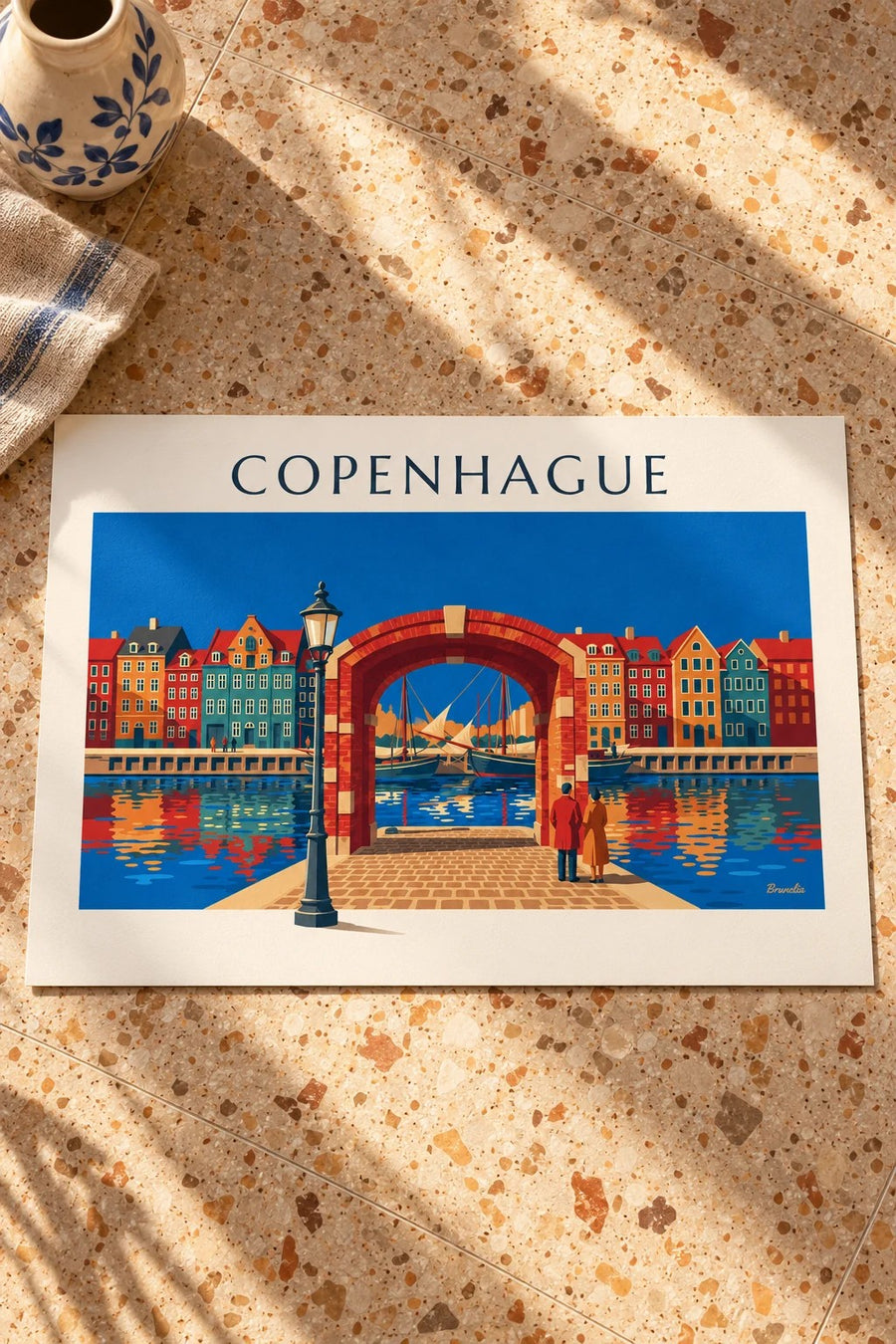Póster casas de colores y veleros antiguos de Nyhavn en Copenhague: sobre una mesa
