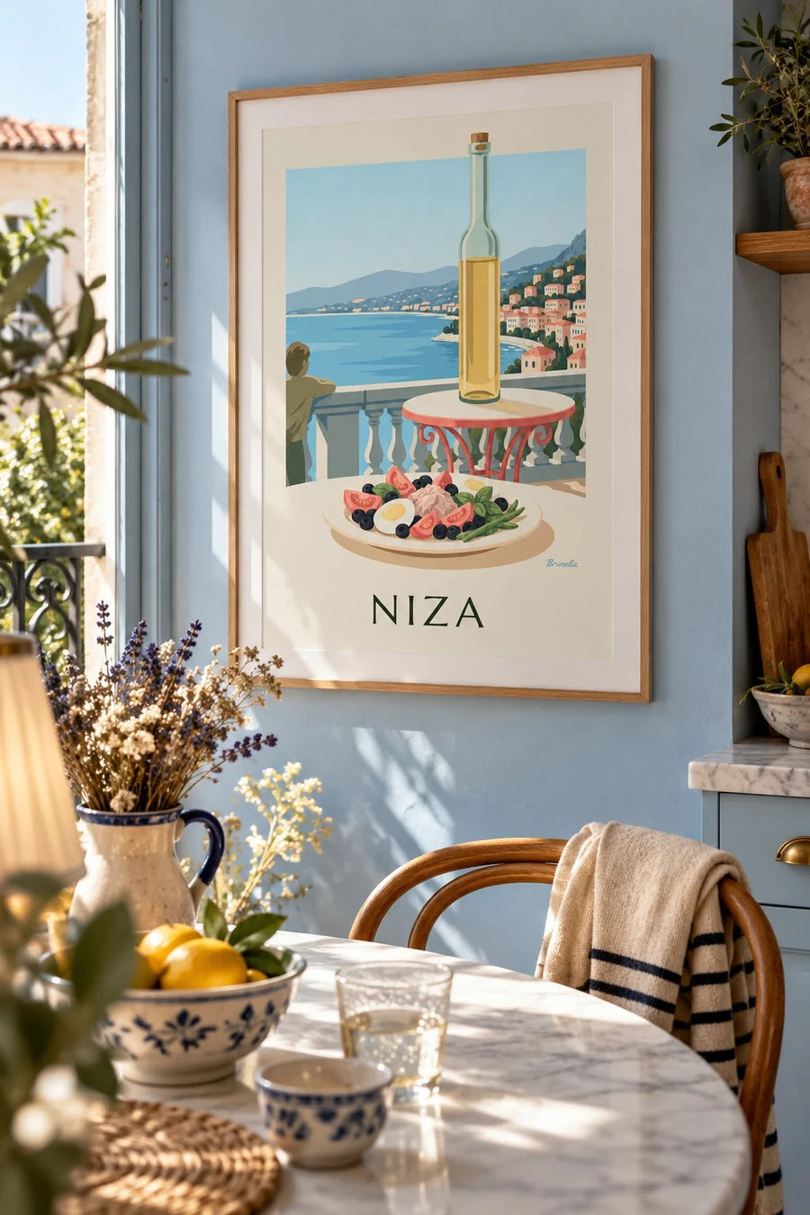 Póster de ensalada niçoise en una terraza frente al mar: enmarcado en la pared