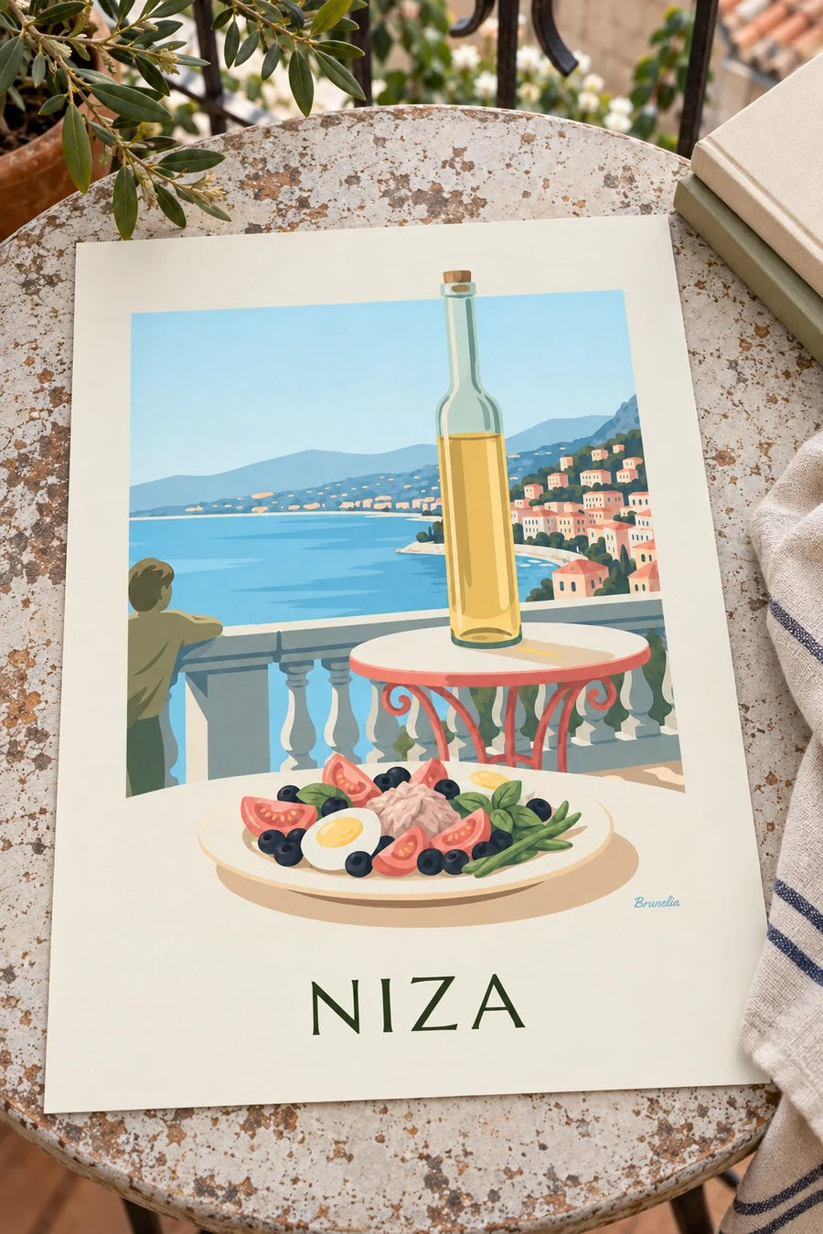 Póster de ensalada niçoise en una terraza frente al mar: sobre una mesa