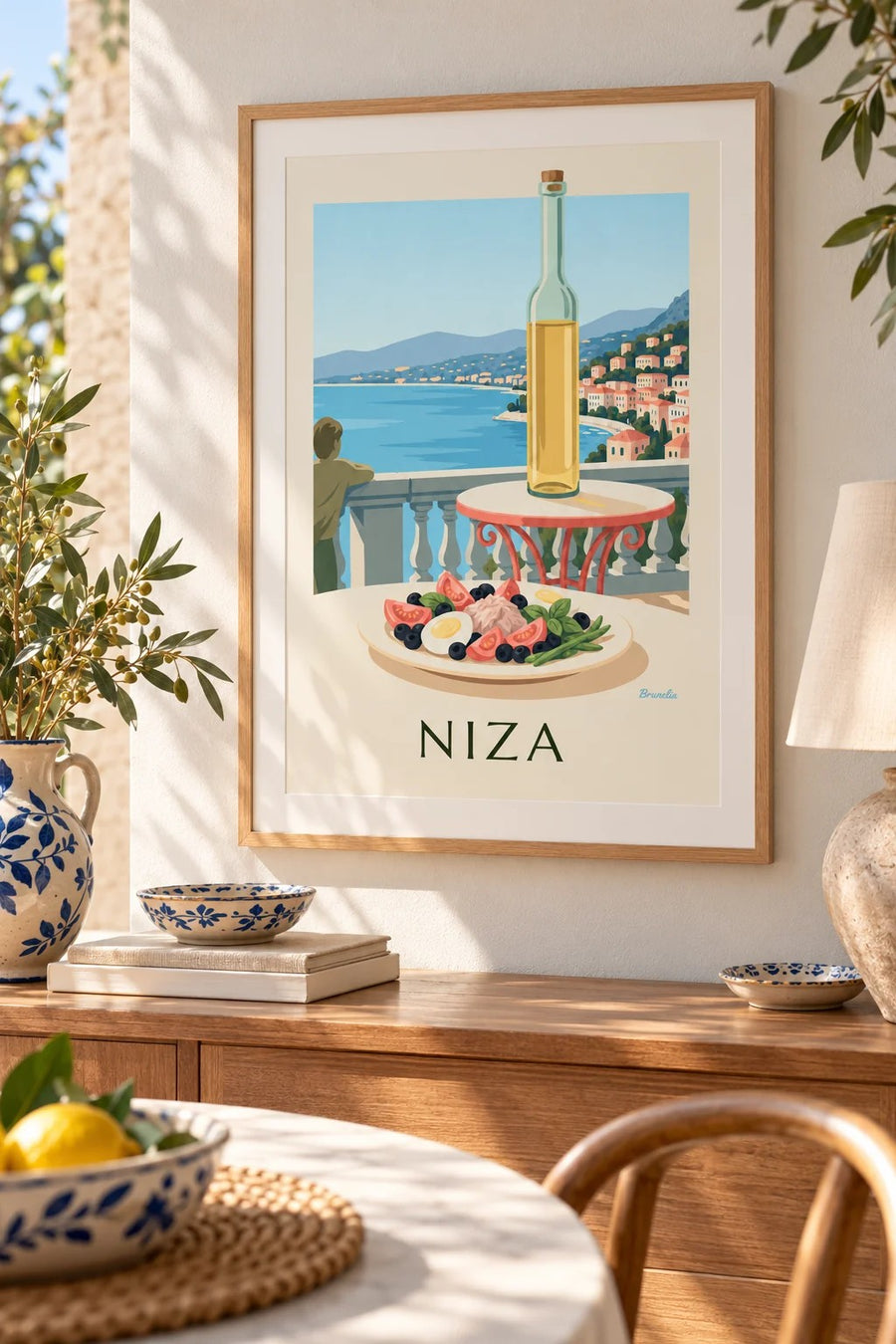 Póster de ensalada niçoise en una terraza frente al mar: pequeño formato A4 enmarcado