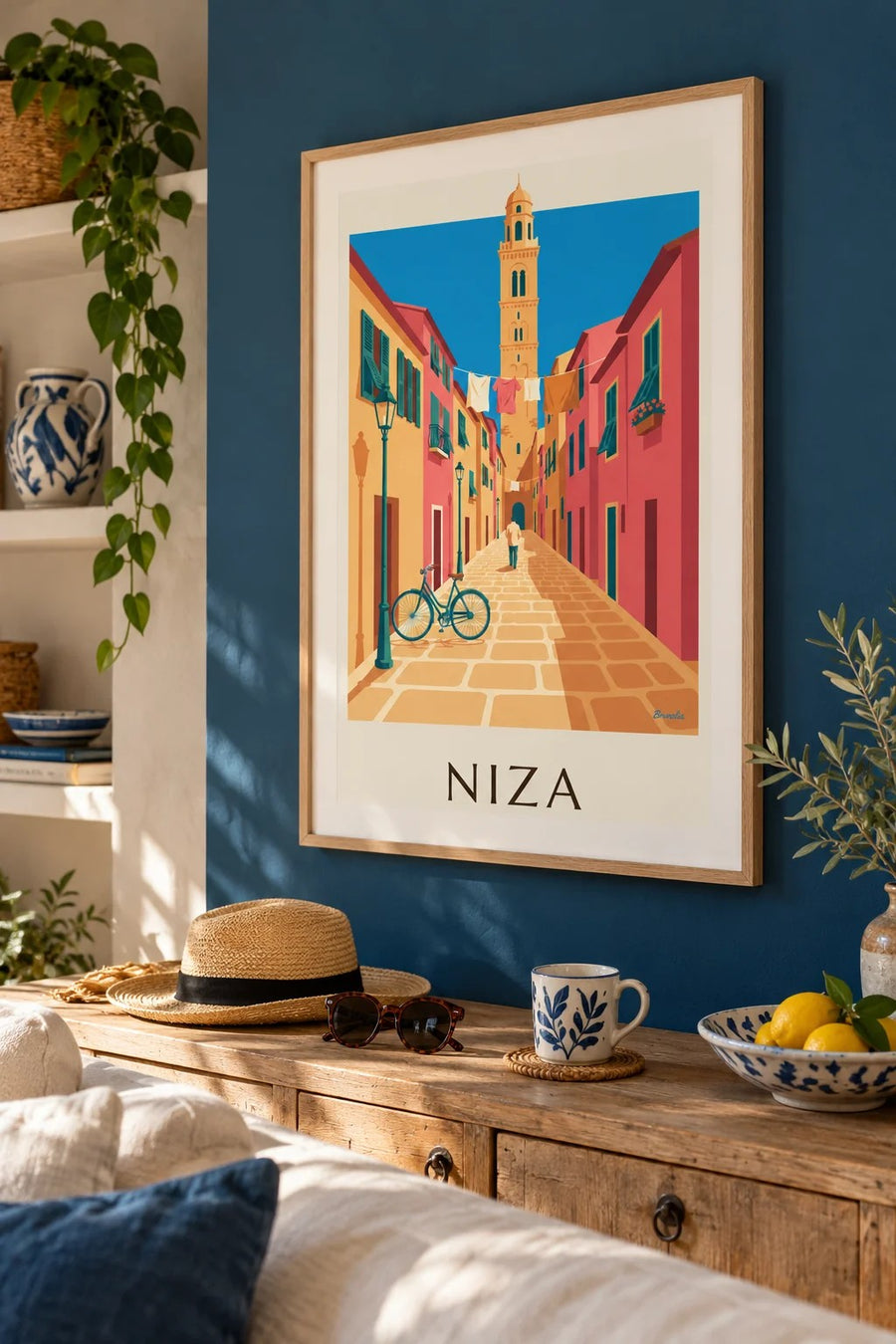 Póster bicicleta en un callejón empedrado del casco antiguo de Niza: enmarcado en la pared