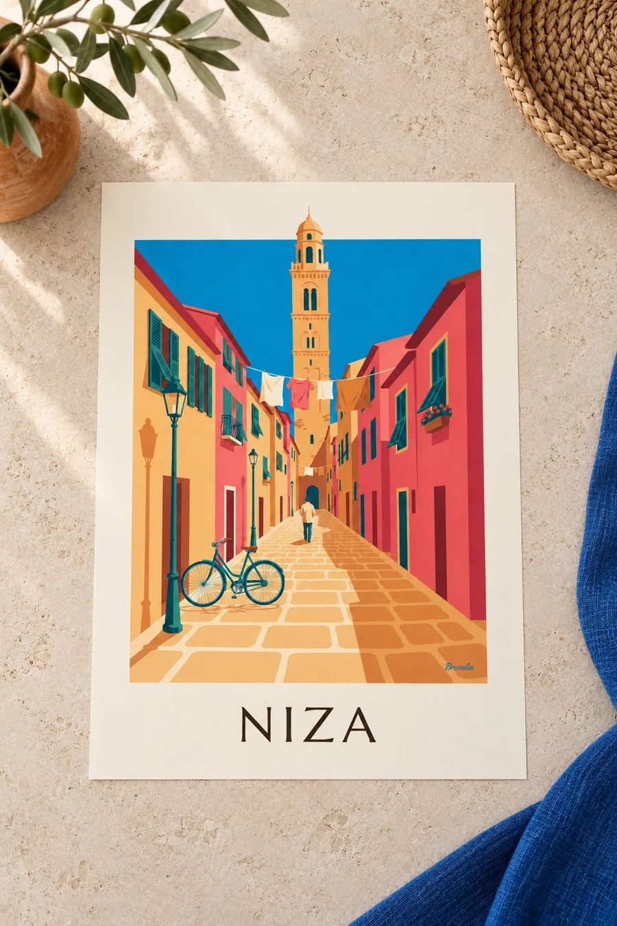 Póster bicicleta en un callejón empedrado del casco antiguo de Niza: sobre una mesa