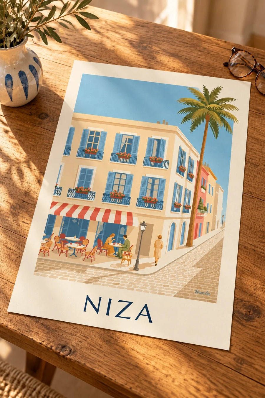 Póster terraza y balcones de hierro forjado en Niza: sobre una mesa