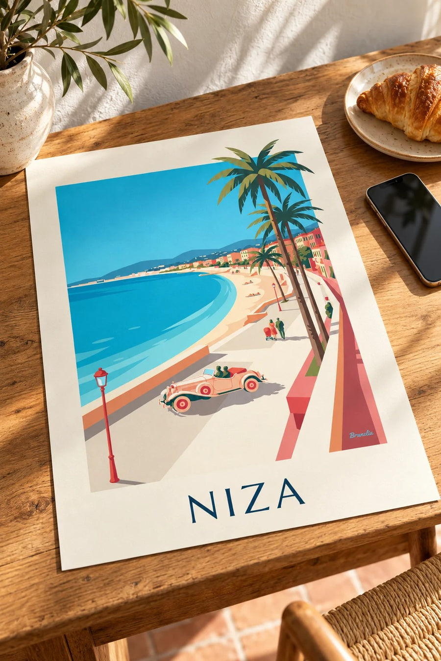 Póster de descapotable y paseantes bajo las palmeras de la bahía de los Ángeles, en Niza: apoyado sobre una mesa