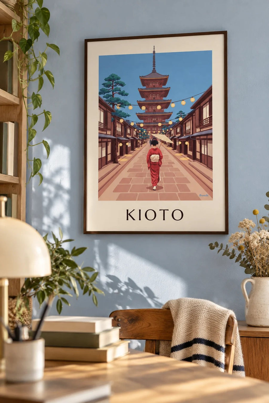 Póster geisha con sombrilla hacia la pagoda Yasaka en Kioto: enmarcado en la pared