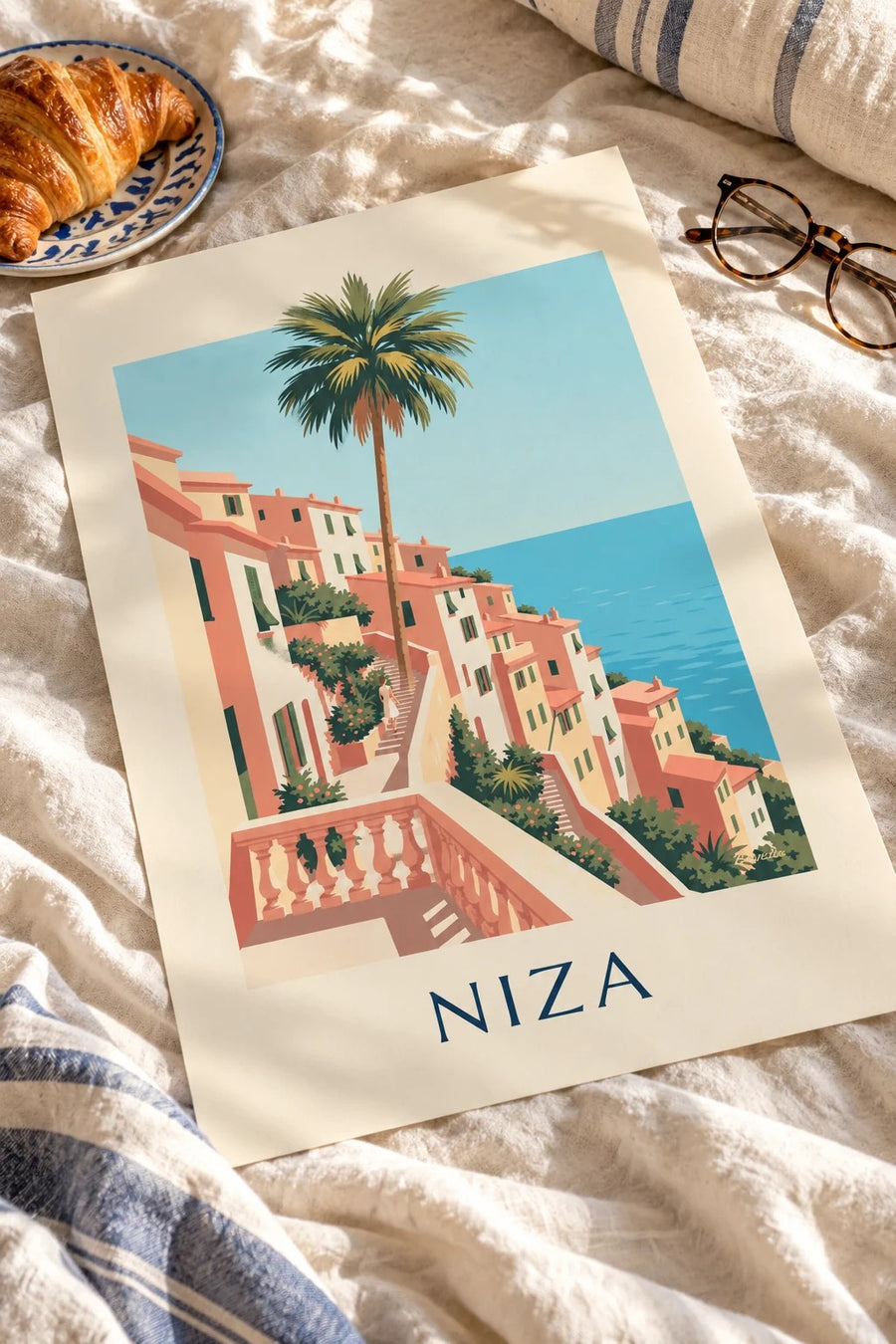 Póster de casas ocres y mar azul en las colinas de Niza: sobre una mesa