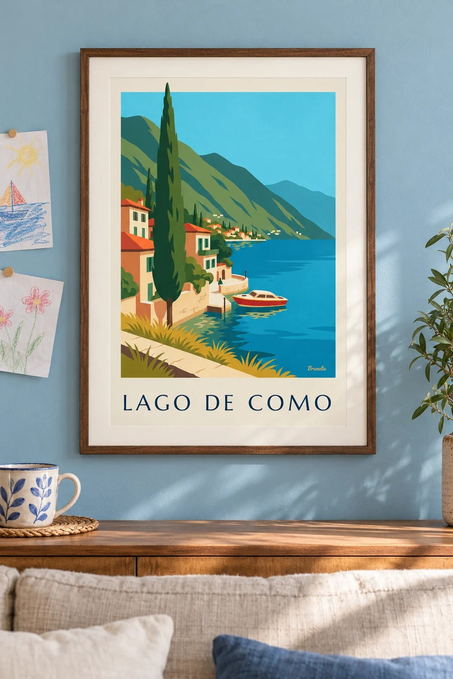 Póster de las orillas del lago de Como y barca de madera: enmarcado en la pared