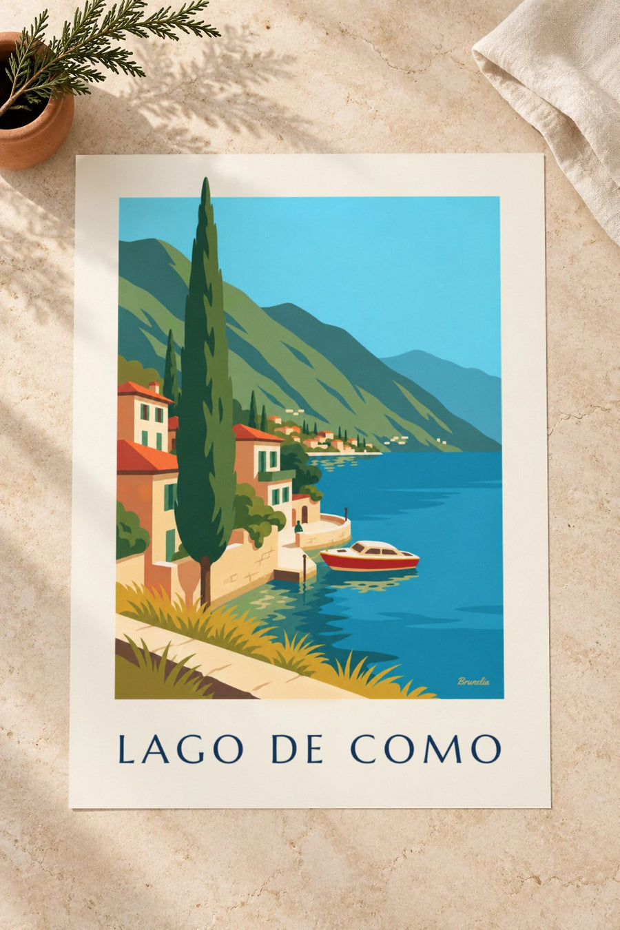 Póster de las orillas del lago de Como y barca de madera: sobre una mesa