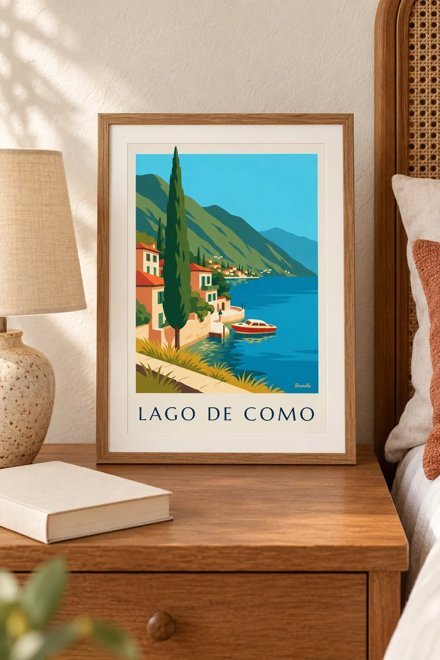 Póster de las orillas del lago de Como y barca de madera: formato pequeño A4 enmarcado