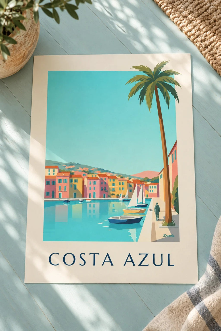 Póster de un pequeño puerto de la Costa Azul, casas y veleros: apoyado sobre una mesa