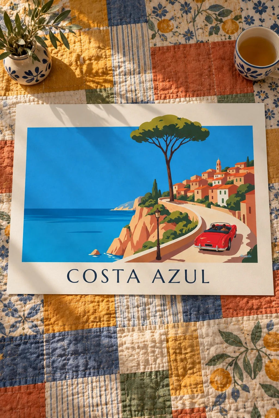Póster de descapotable rojo en la carretera de la Costa Azul: sobre una mesa