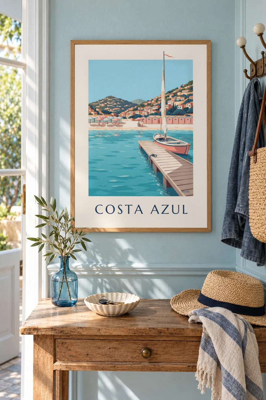 Póster de casetas de playa a rayas y embarcadero en la Costa Azul: enmarcado en la pared