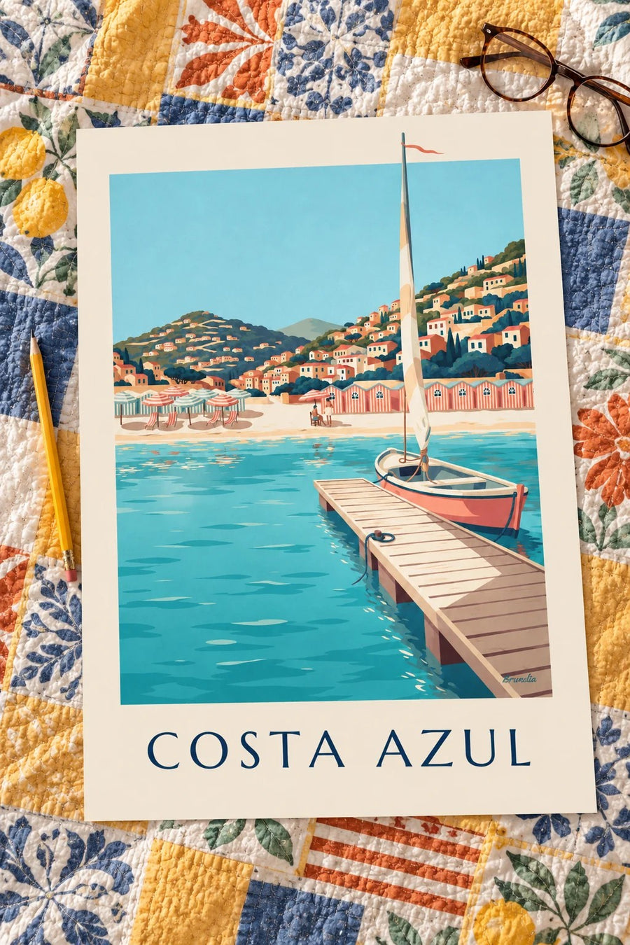 Póster de casetas de playa a rayas y embarcadero en la Costa Azul: apoyado sobre una mesa