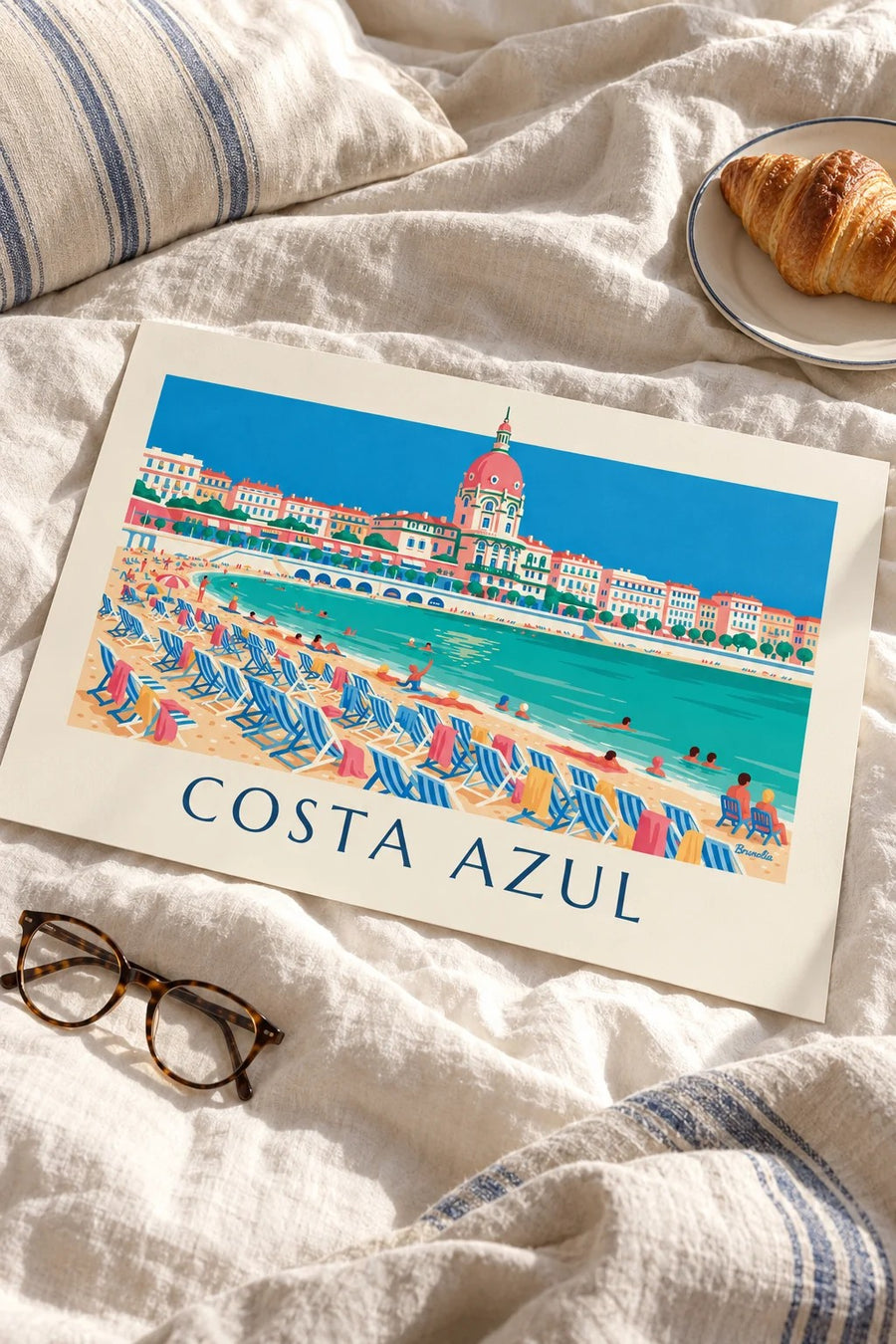 Póster bañistas y tumbonas bajo el Paseo de los Ingleses en Niza: apoyado sobre una mesa