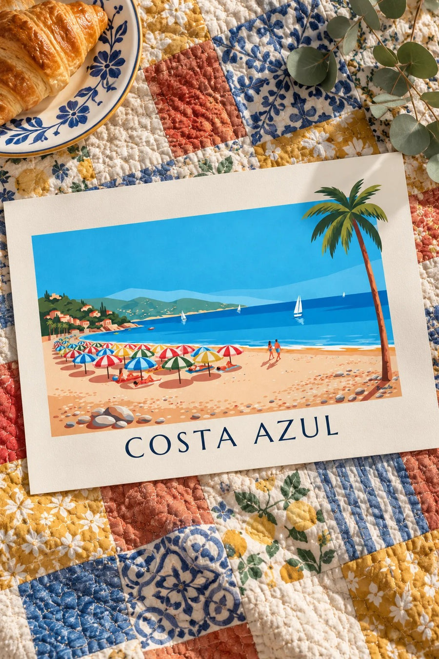 Póster sombrillas de colores en una playa de guijarros de la Costa Azul: colocado sobre una mesa