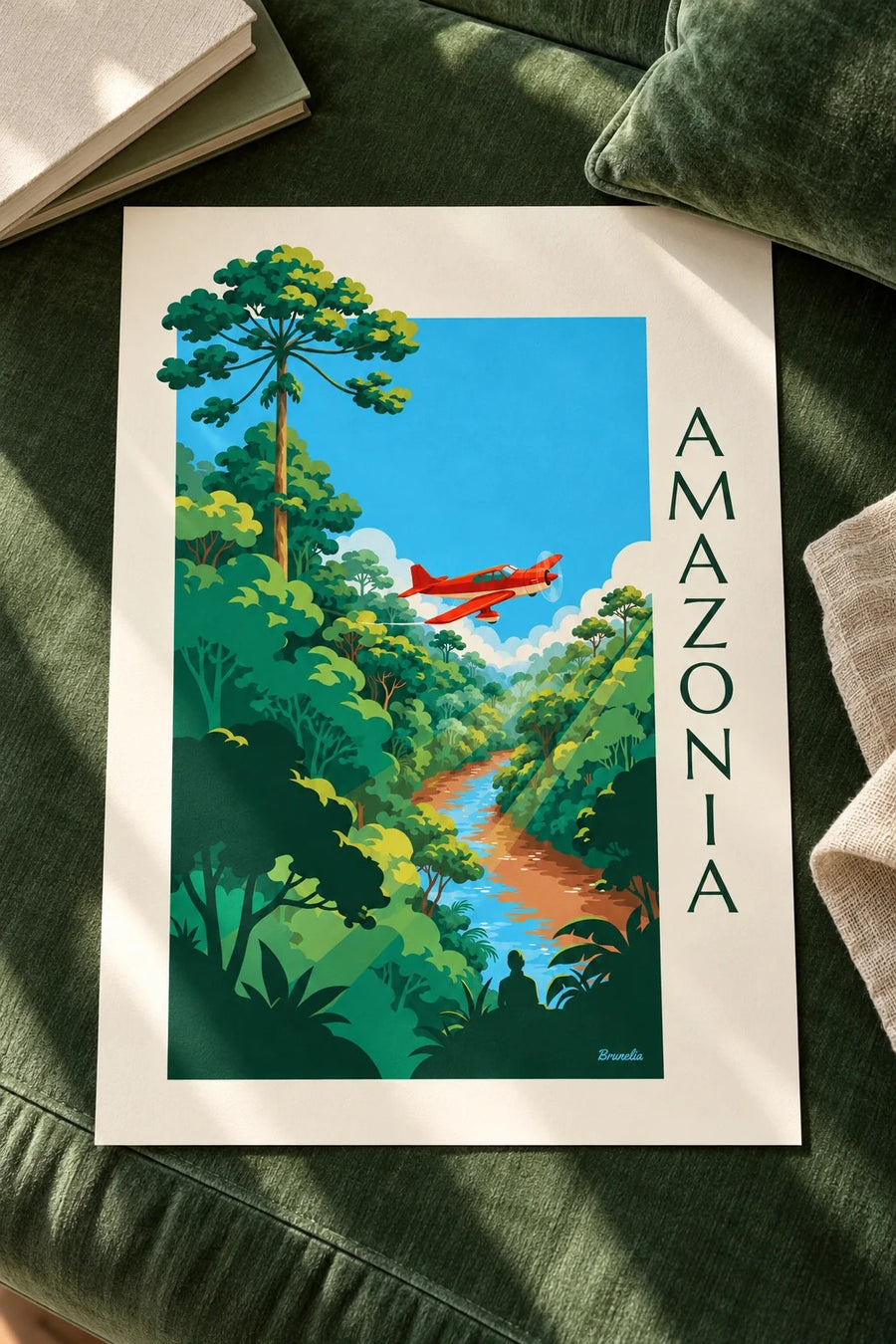 Póster de avión de hélices sobrevolando la selva amazónica: apoyado sobre una mesa