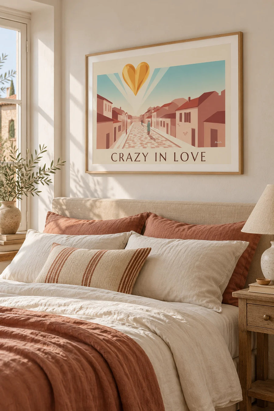 Póster de corazón dorado «Crazy in Love» sobre fondo rosa empolvado: enmarcado en la pared