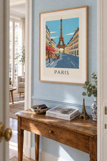 Affiche terrasse de café parisien face à la tour Eiffel : encadrée au mur