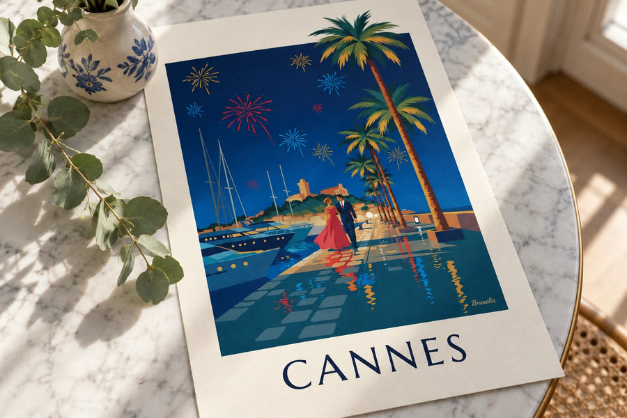 Póster pareja bajo las palmeras de Cannes en una noche de fuegos artificiales: sobre una mesa