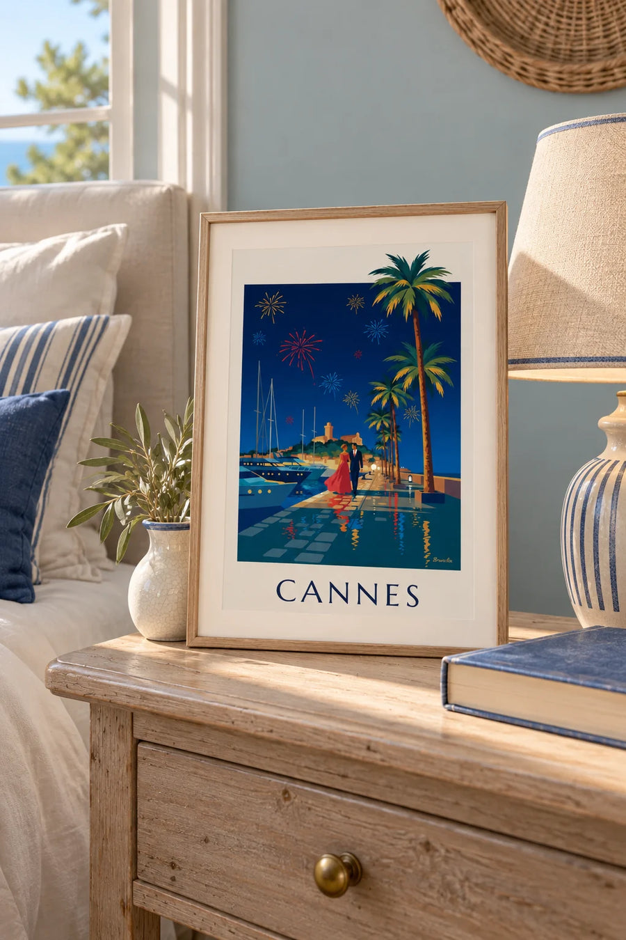 Póster pareja bajo las palmeras de Cannes en una noche de fuegos artificiales: formato pequeño A4 enmarcado