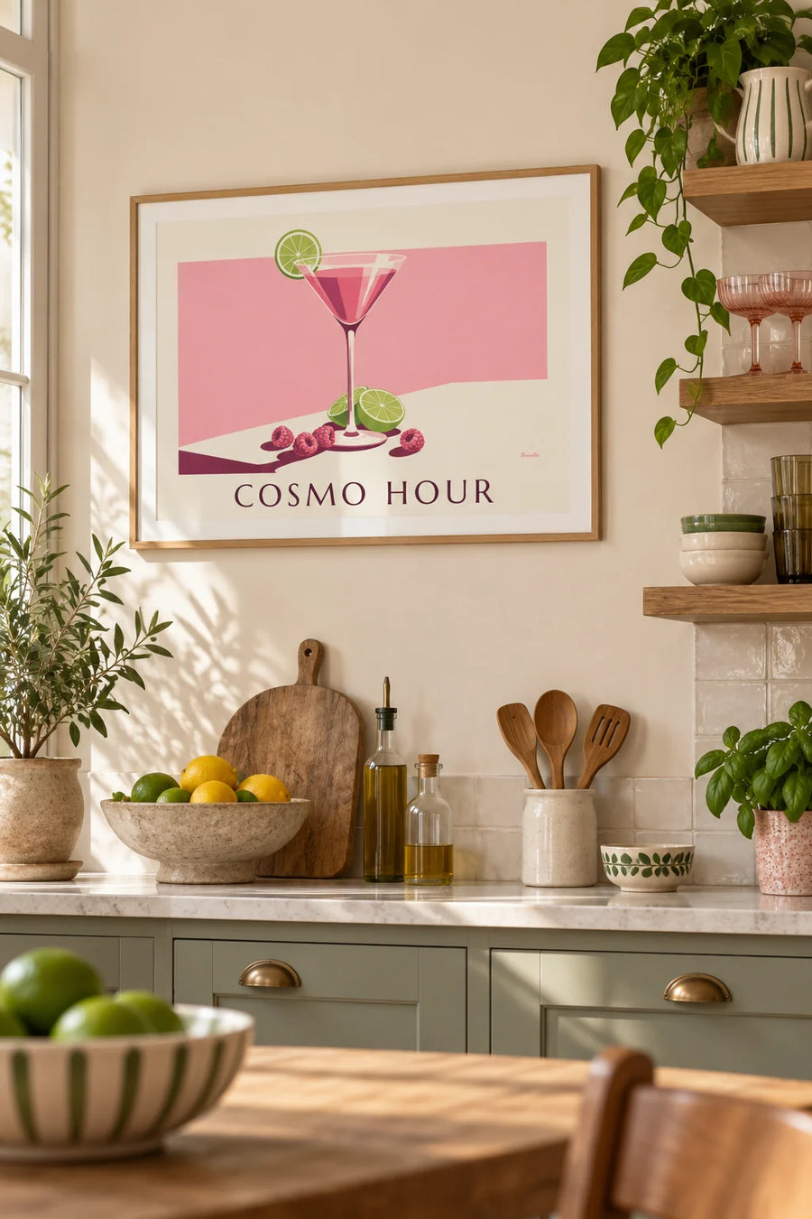 Póster de cóctel Cosmopolitan con frambuesa y lima: enmarcado en la pared